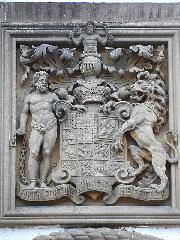 Герб герцогов Атолла над входными воротами замка Blair Castle - Галина 