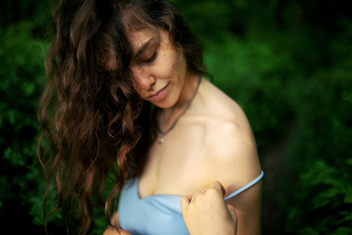 Девушка в голубом платье застенчиво опустила лямку в лесу - Lenar Abdrakhmanov