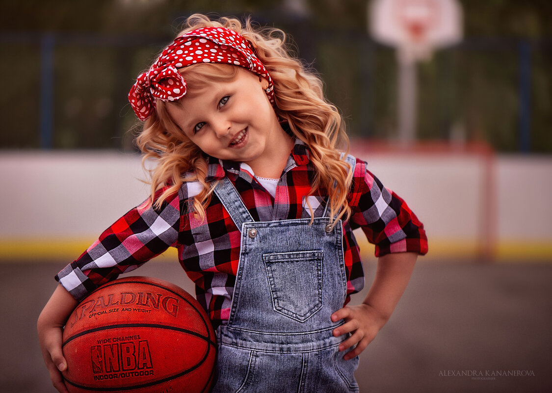 Девочка на баскетбольной площадке - Kananphoto 