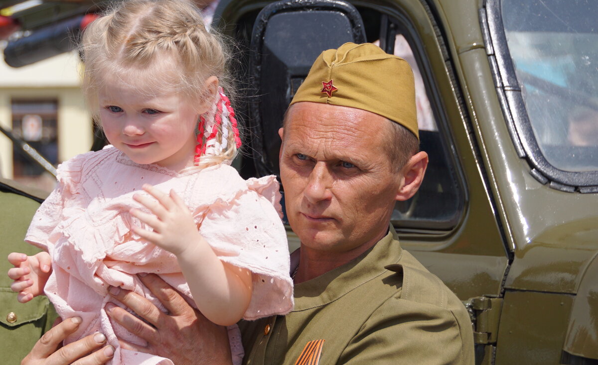 Девочка в розовом и солдат - Наталия Григорьева