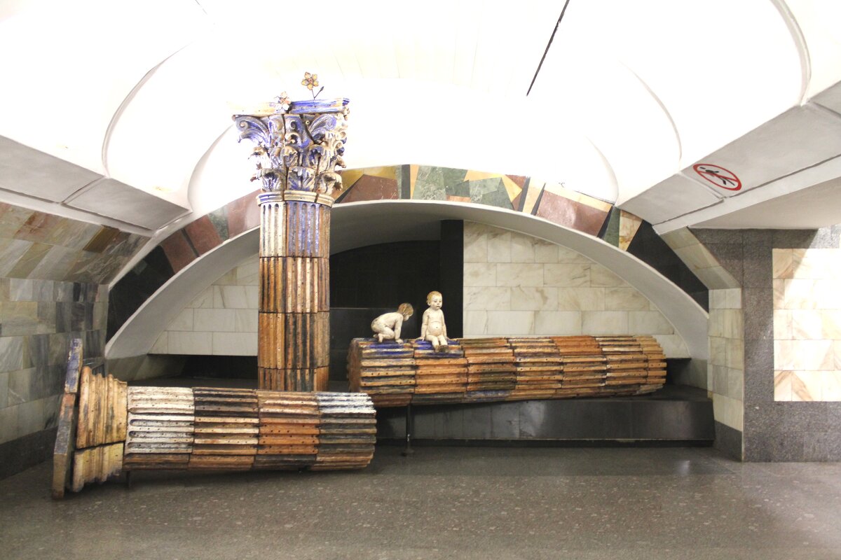 Станция метро - Валерий 