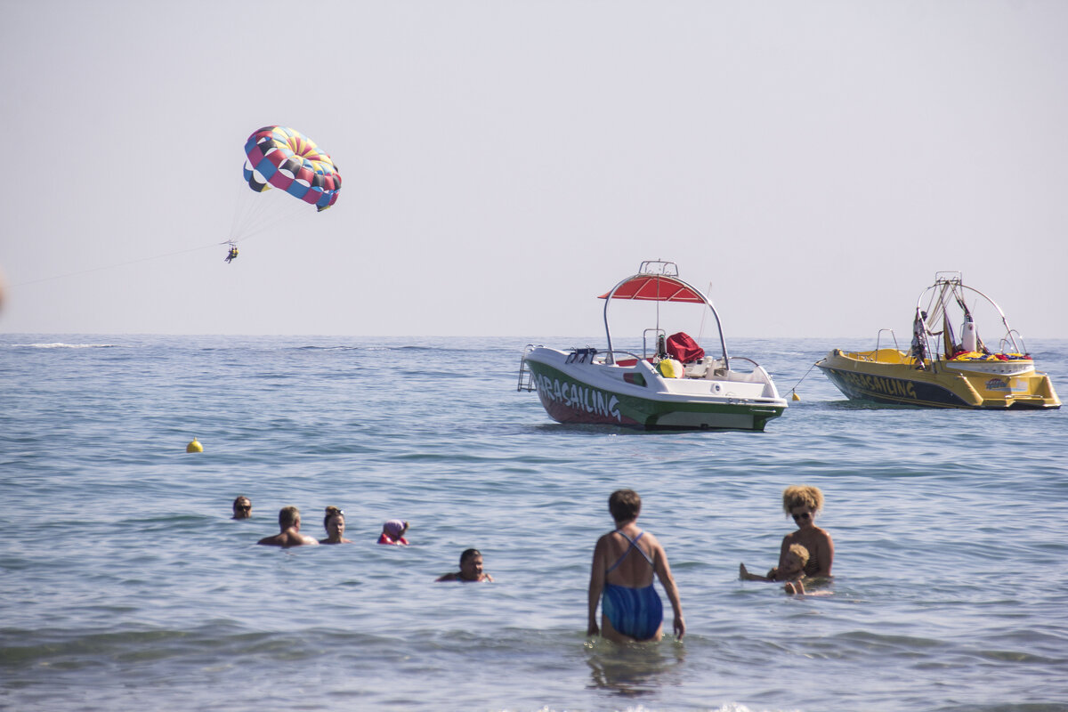 А люди уходят в море, уплывают в море, улетают в море - Александр Рябчиков