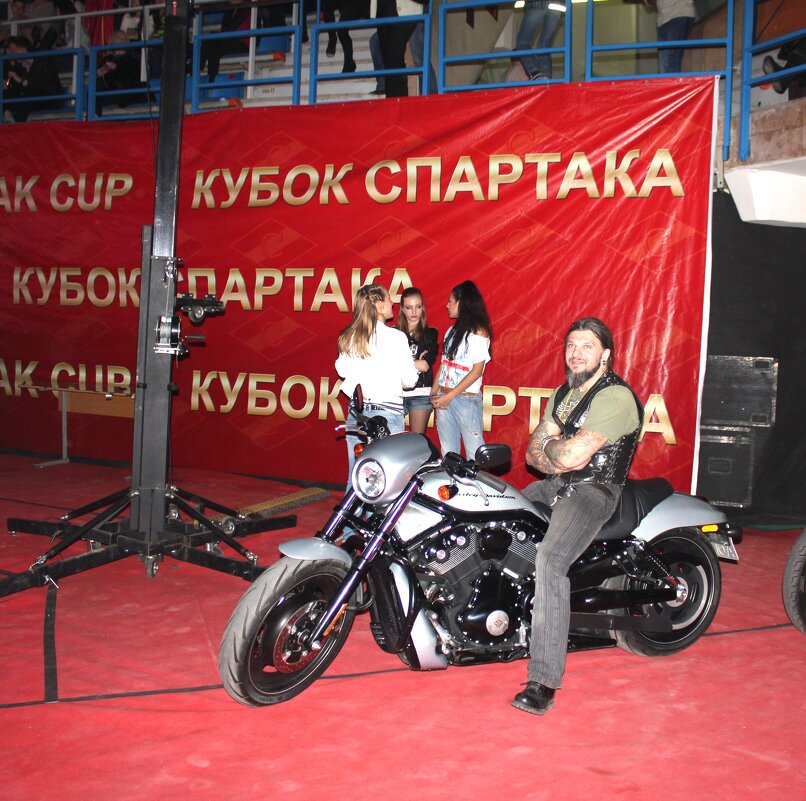 Мотоциклист перед выездом на арену - Валерий 