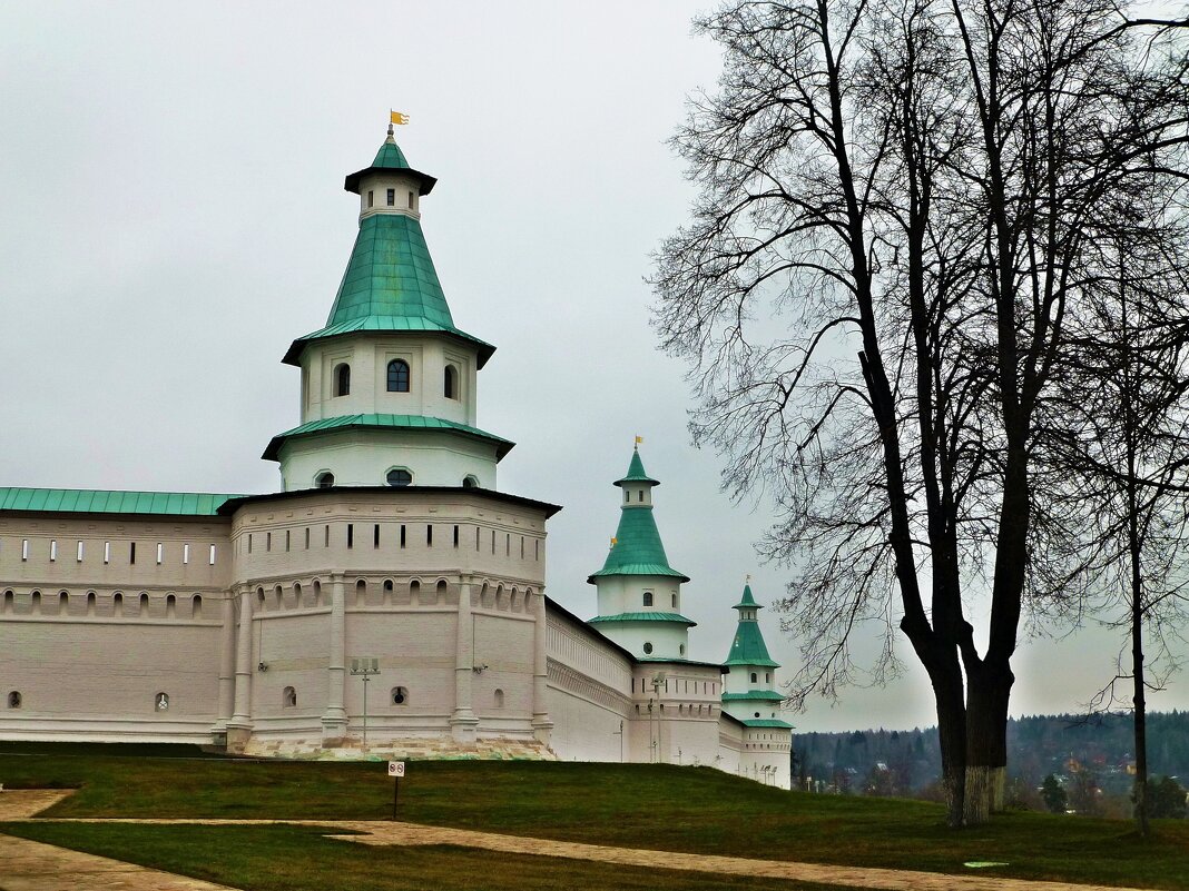 Крепостная ограда с башнями Новоиерусалимского монастыря - Лидия Бусурина