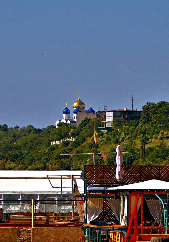 на фоне Свято-Успенского патриаршиего мужского монастыря - Александр Корчемный