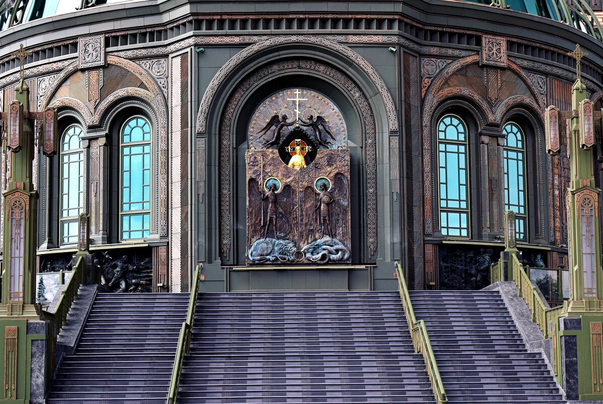 На восточной апсиде установлена уникальная икона-складень Воскресения Христова - Татьяна Помогалова