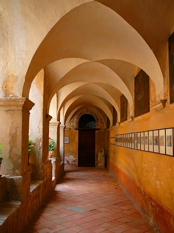 Внутр дворик ,итальянские патио ведут в монастырские кельиМонастырь Семье - Гала 