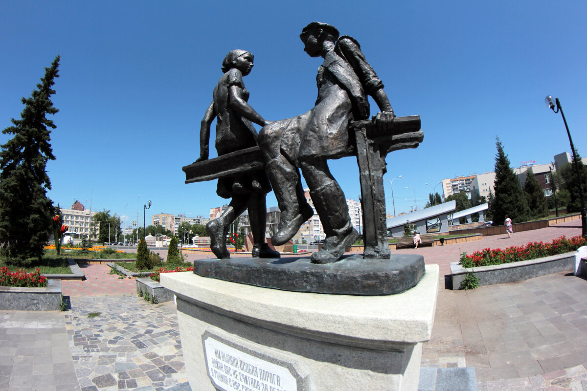 Памятник несовершеннолетним труженникам тыла - Александр Алексеев
