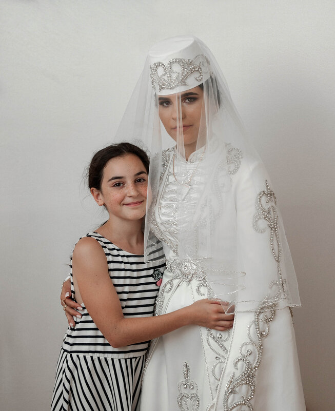 невеста с племяницей - Батик Табуев