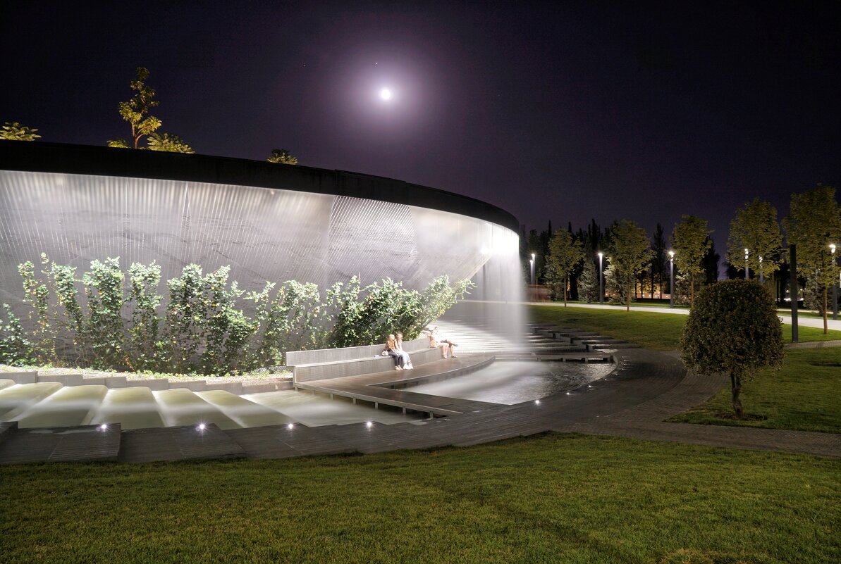 Ночной вид на фонтан в парке Галицкого в Краснодаре - Андрей Майоров
