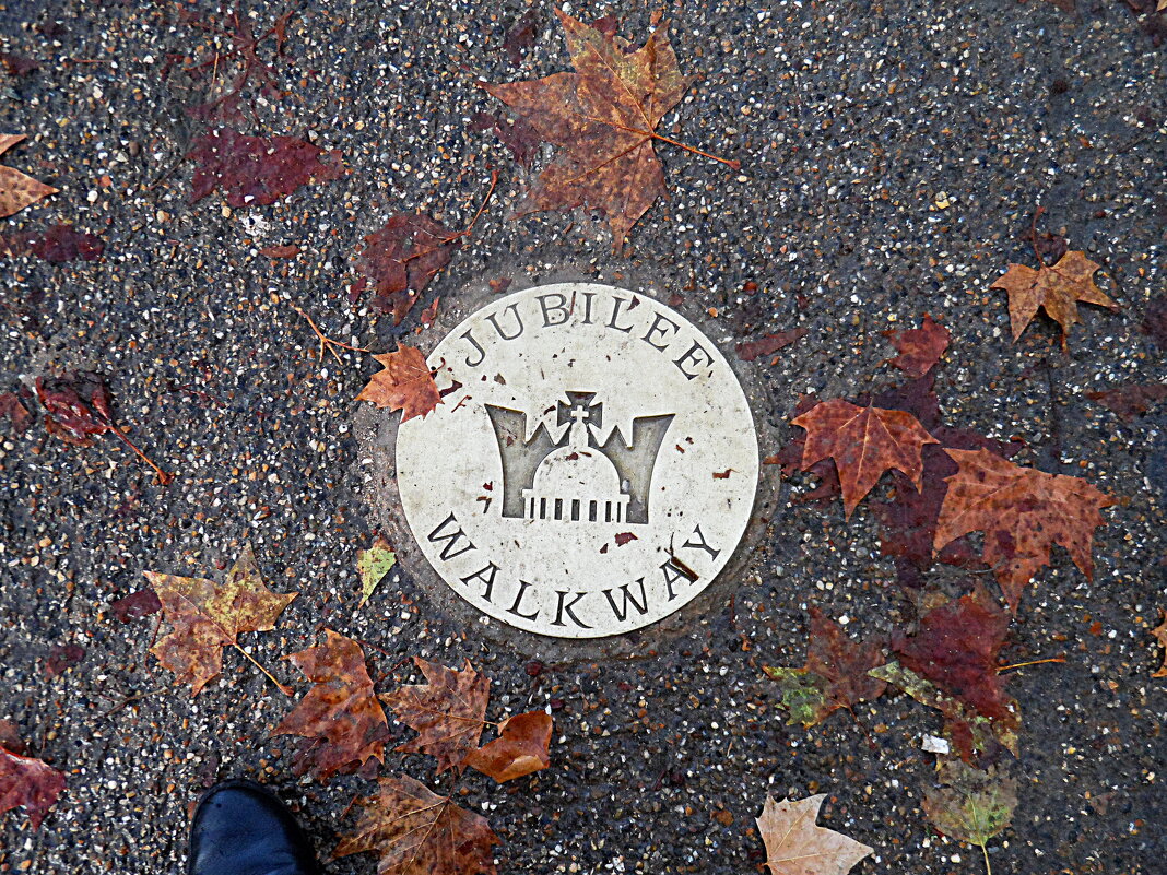 Jubilee Walkway. Наземный маркер для Юбилейной аллеи в Лондоне. - Галина 