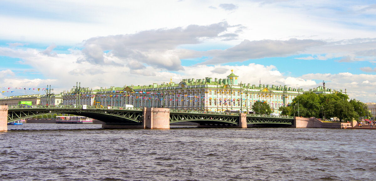 Вид на Дворцовый мост и Государственный Эрмитаж с Университетской набережной - Валерий Новиков
