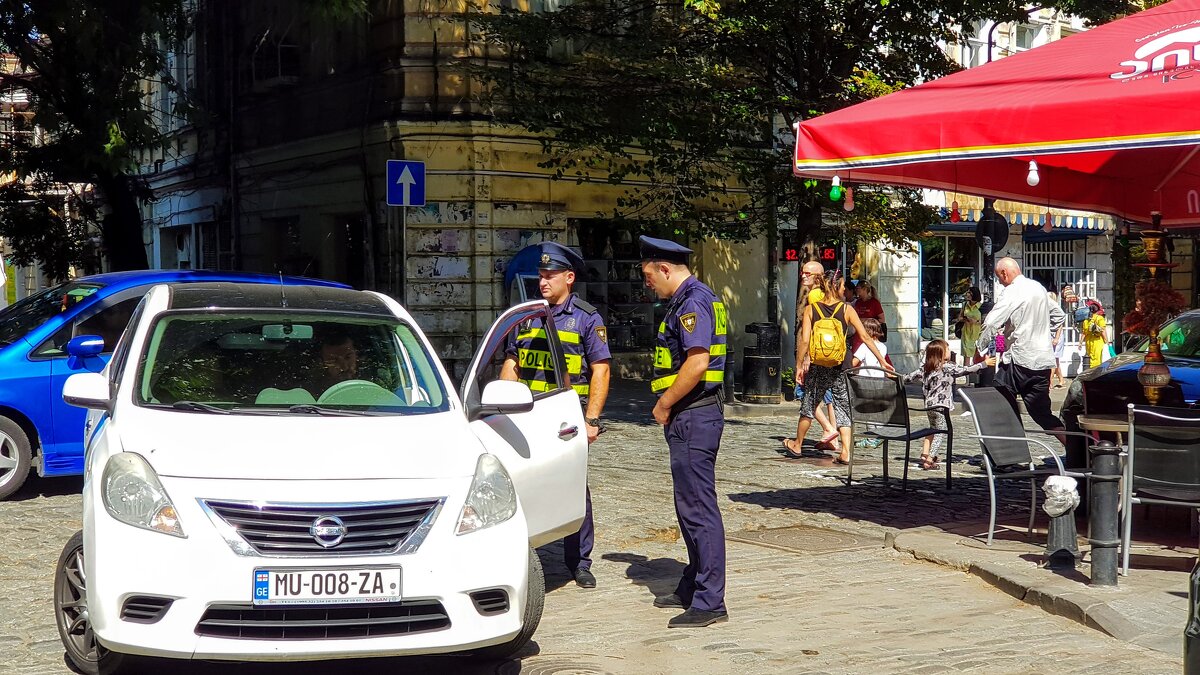 А Саакошвили молодец , навел в стране порядок ! И пилиция помогает и её любят ! - Вячеслав Случившийся