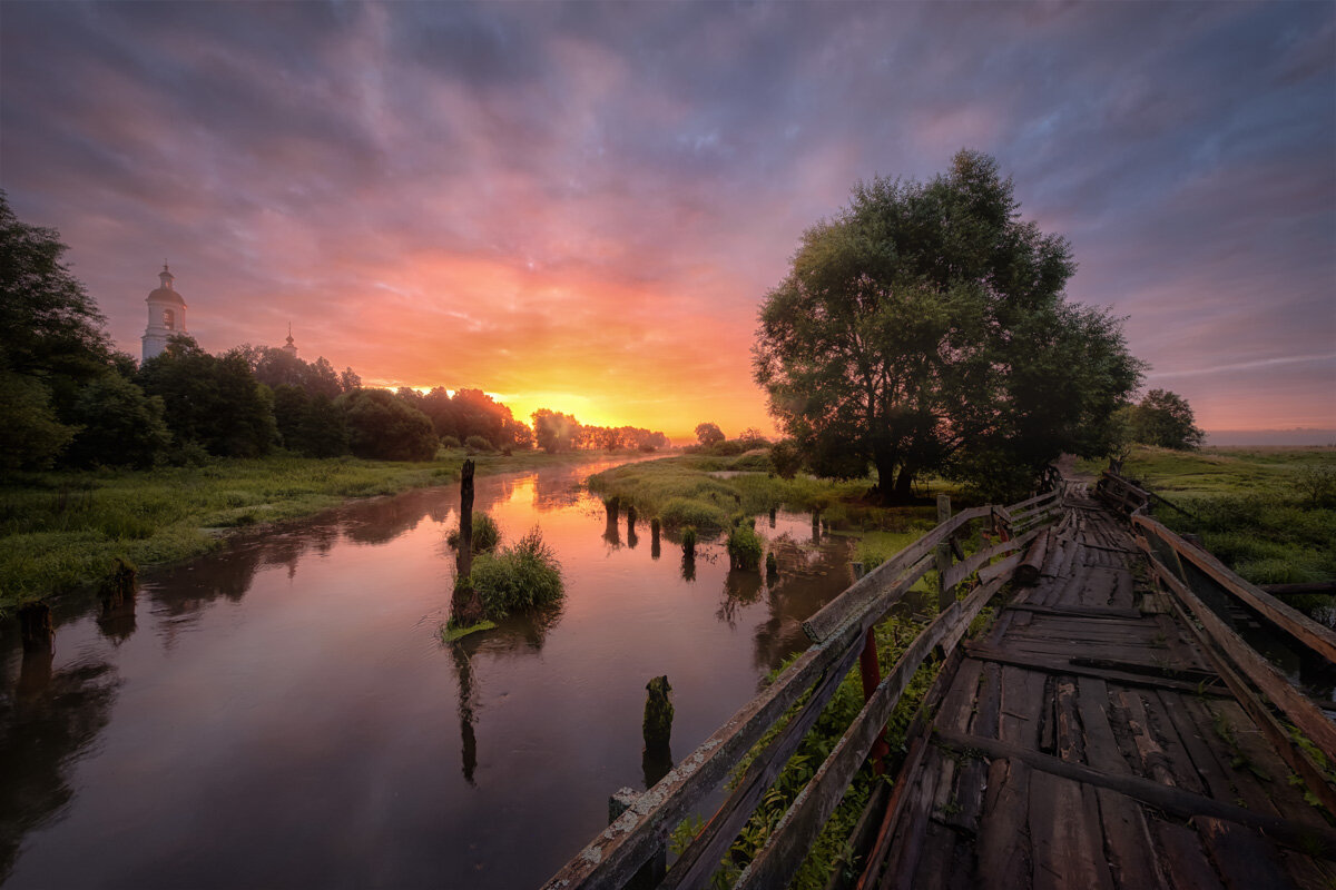 А С рассветом на село