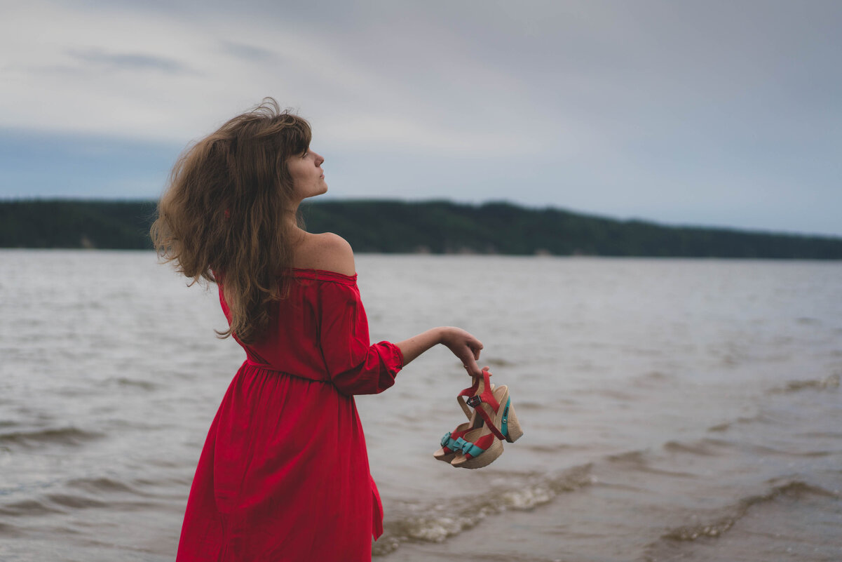 Девушка на пляже в красном платье - Елена 