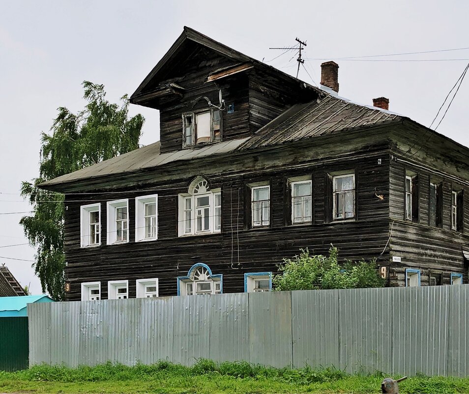 Двухэтажный дом с палисадом - Евгений Кочуров