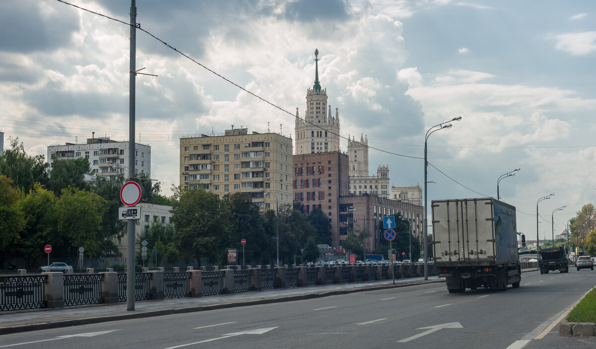 А я еду, не шагаю, а я еду по Москве - Валерий Иванович