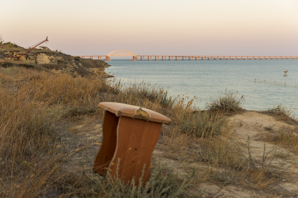 Скамейка с видом на Крымский мост - Александр Буторин