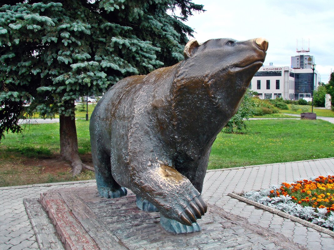 «Легенда о пермском медведе» («Идущий медведь») — скульптура в Перми. - ANNA POPOVA