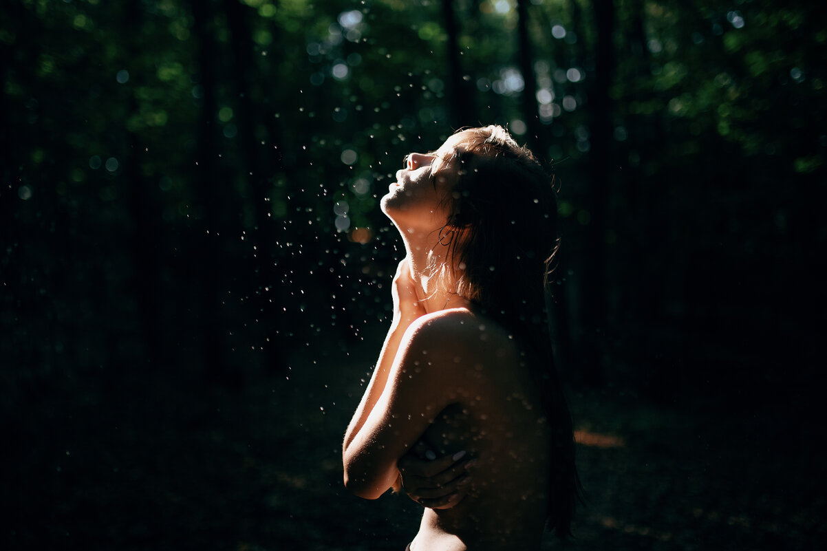 Силуэт девушки под падающим солнцем в лесу с каплями воды в воздухе - Lenar Abdrakhmanov
