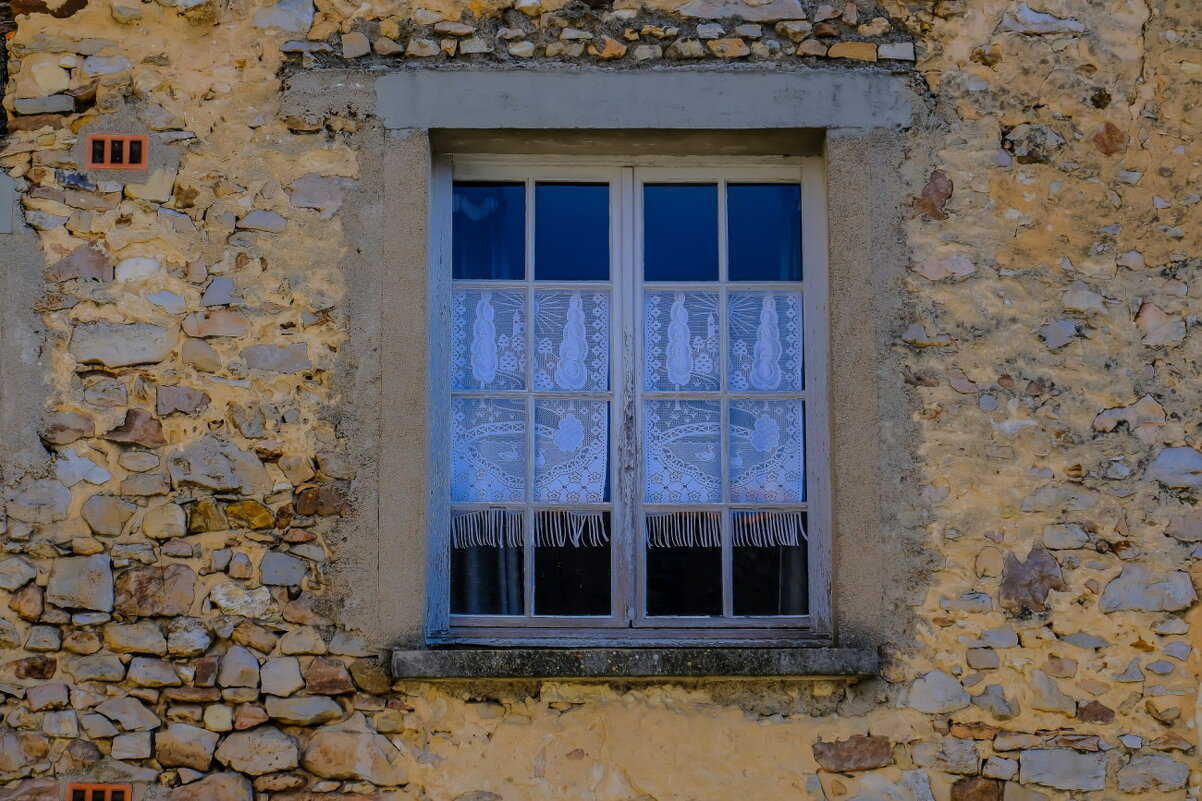 занавес на окне в деревни - Георгий А