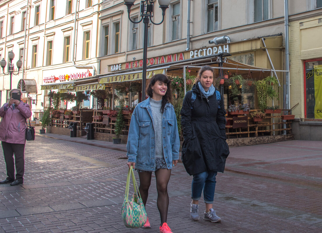 Арбат почти пустой - время такое... - Владимир Безбородов