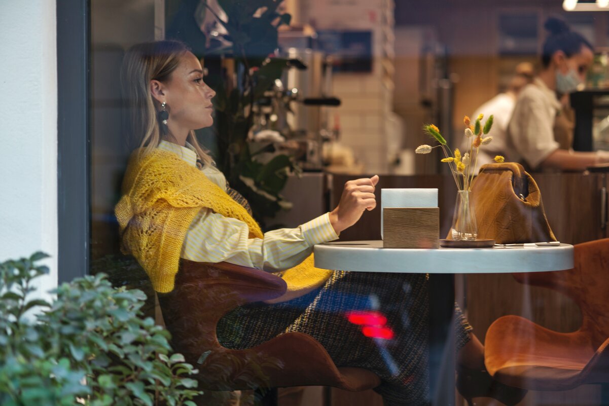 Девушка в кафе через стекло - Margo Marti