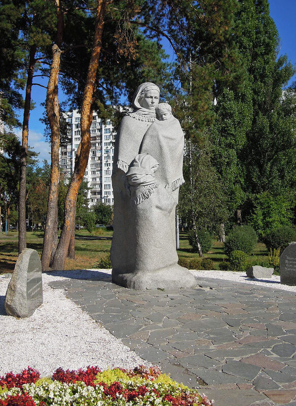 Памятник Матери-вдове в киевском парке «Победа» - Тамара Бедай 