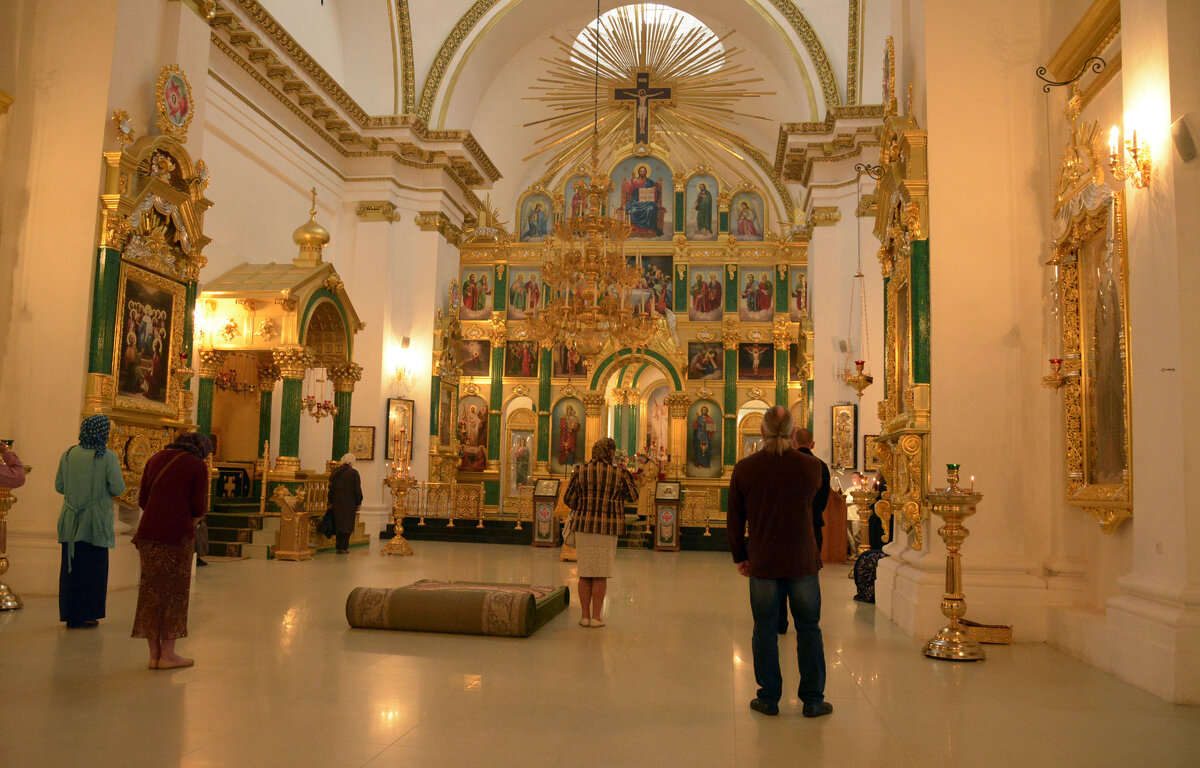 В храме - Александр Генрихович Завьялов