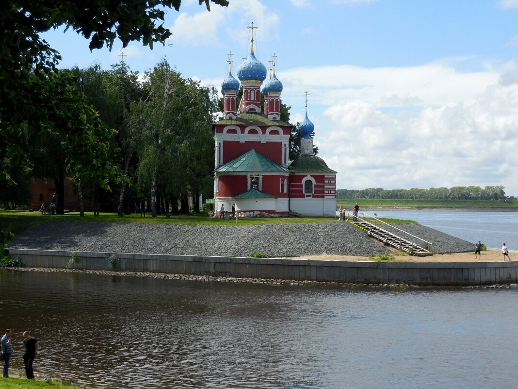 В Угличе.  Церковь царевича Дмитрия " на крови". - Надежда 