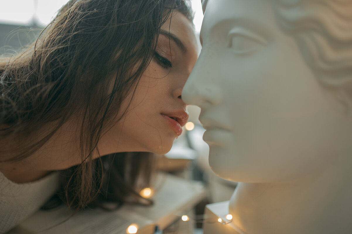 Девушка с мокрыми волосами целует статую в губы - Lenar Abdrakhmanov