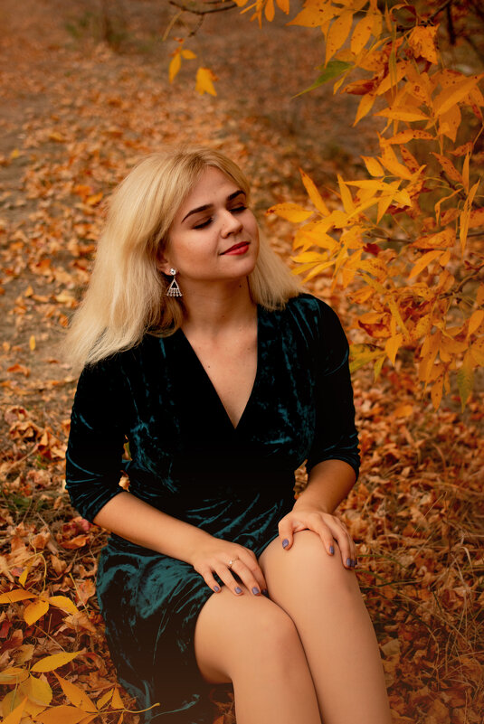 Красивая девушка в осеннем лесу - Ирина Шустова