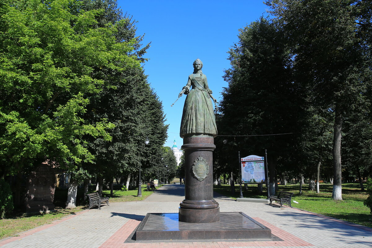 Богородицк   Памятник Екатерине II - Ninell Nikitina