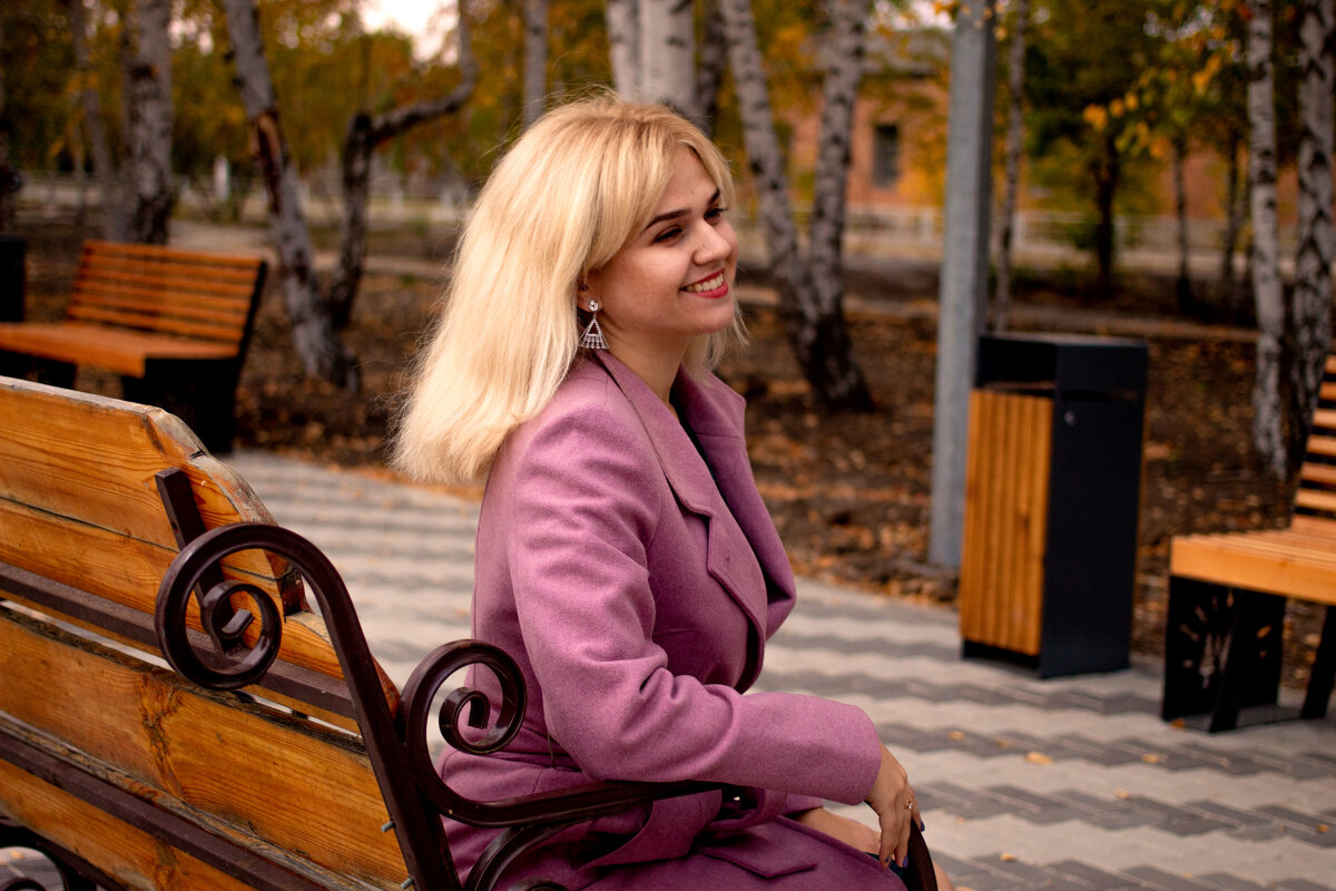 Девушка в осеннем парке - Ирина Шустова