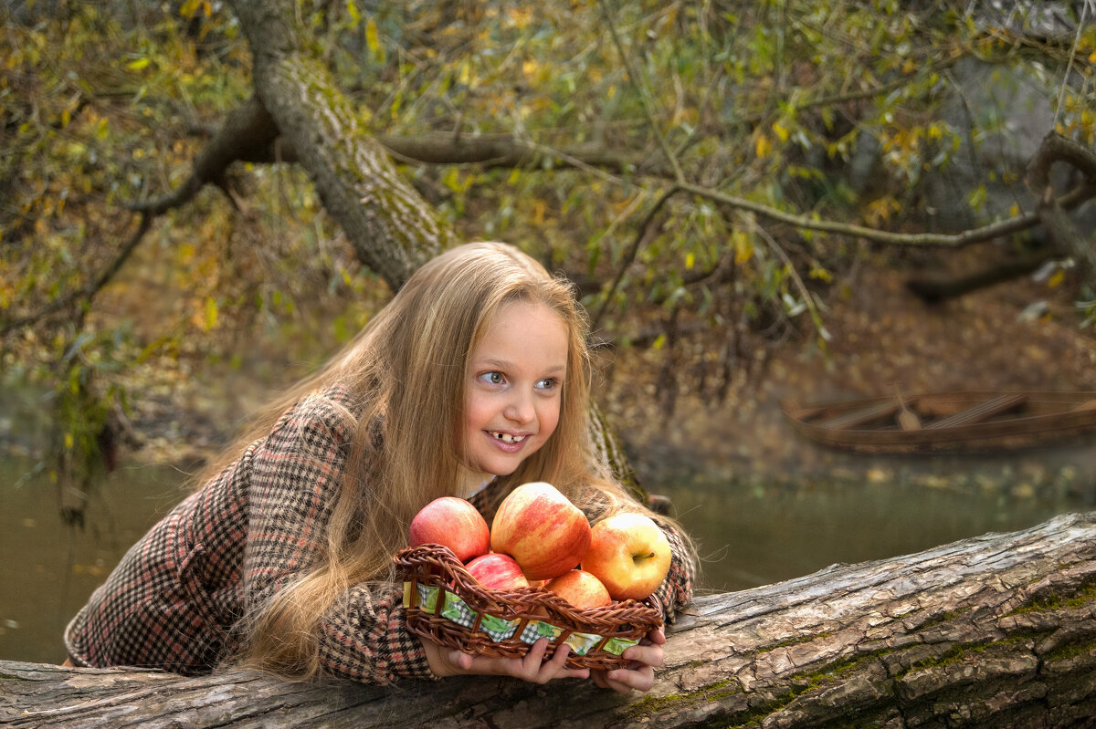 Девочка с яблоками - Филипп Махов