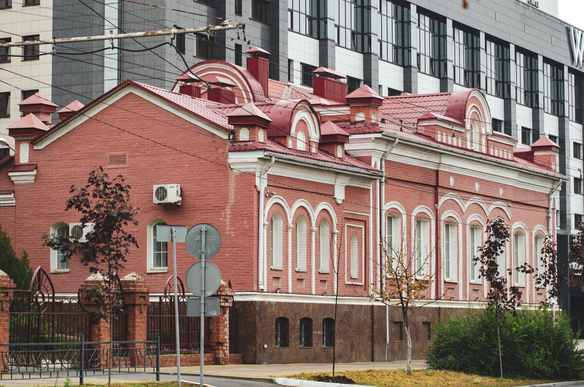 старое здание - Александр Леонов