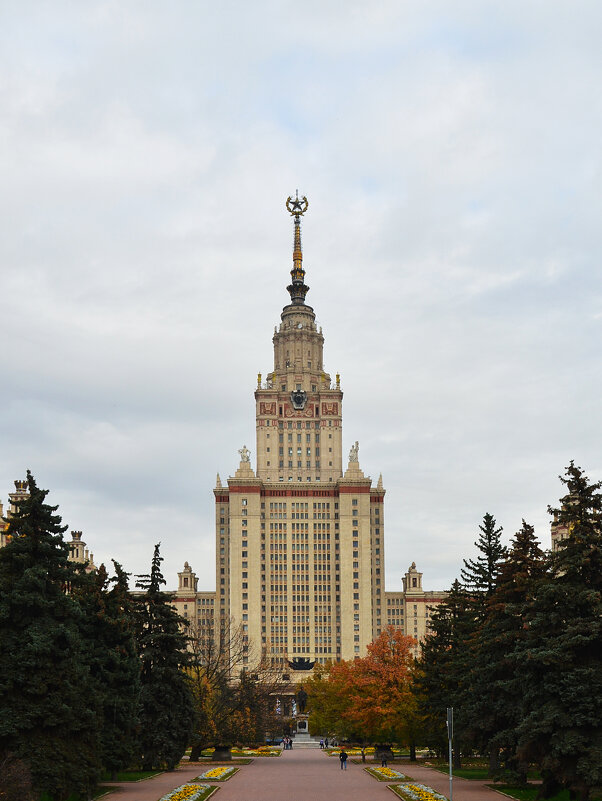 Высота главного здания МГУ с учетом его шпиля составляет 240 метров. - Наташа *****