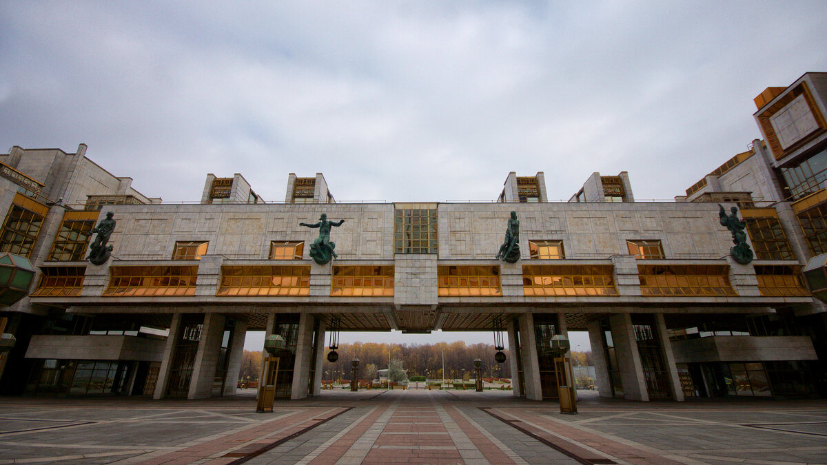 Вид из внутреннего двора здания президиума РАН на Ленинском проспекте - Михаил Танин 