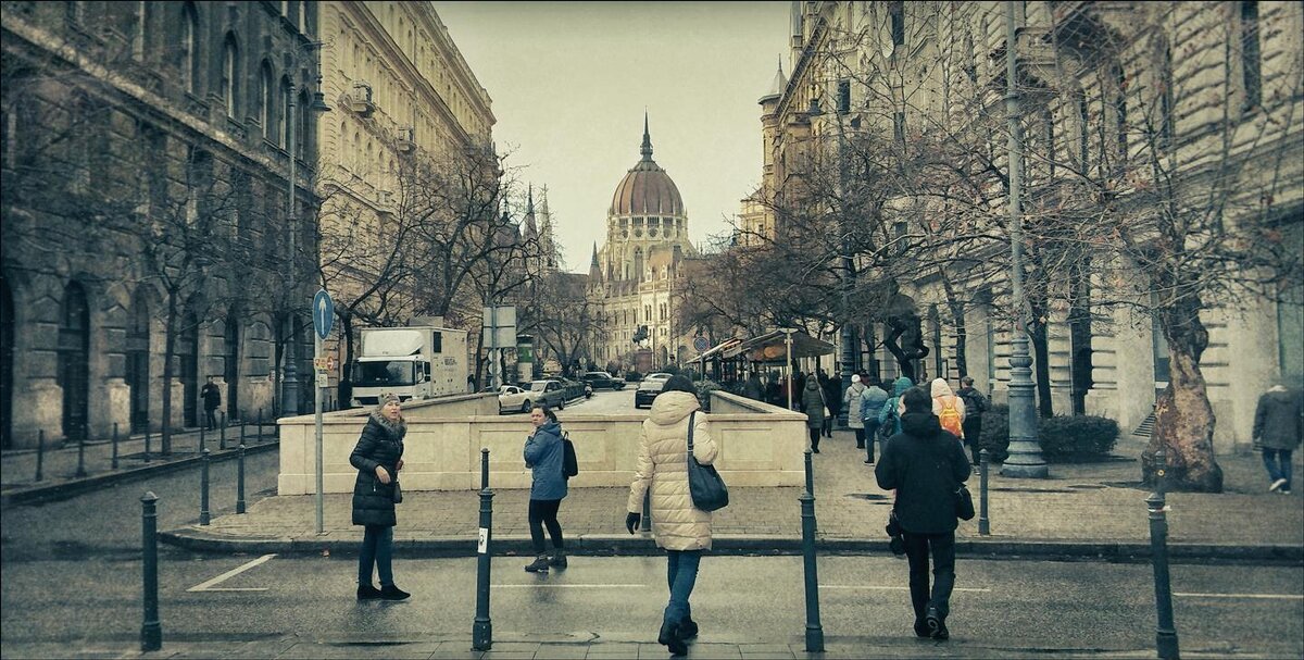 Будапешт. Впереди - резиденция парламента Венгрии - Глeб ПЛATOB