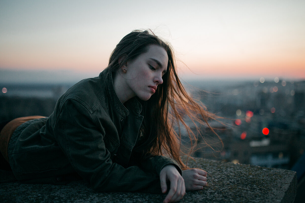 Девушка в джинсовке на крыше во время заката в Уфе - Lenar Abdrakhmanov