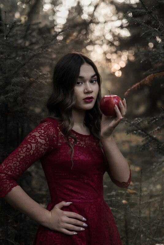 Девушка с яблоком - Юлия Крапивина