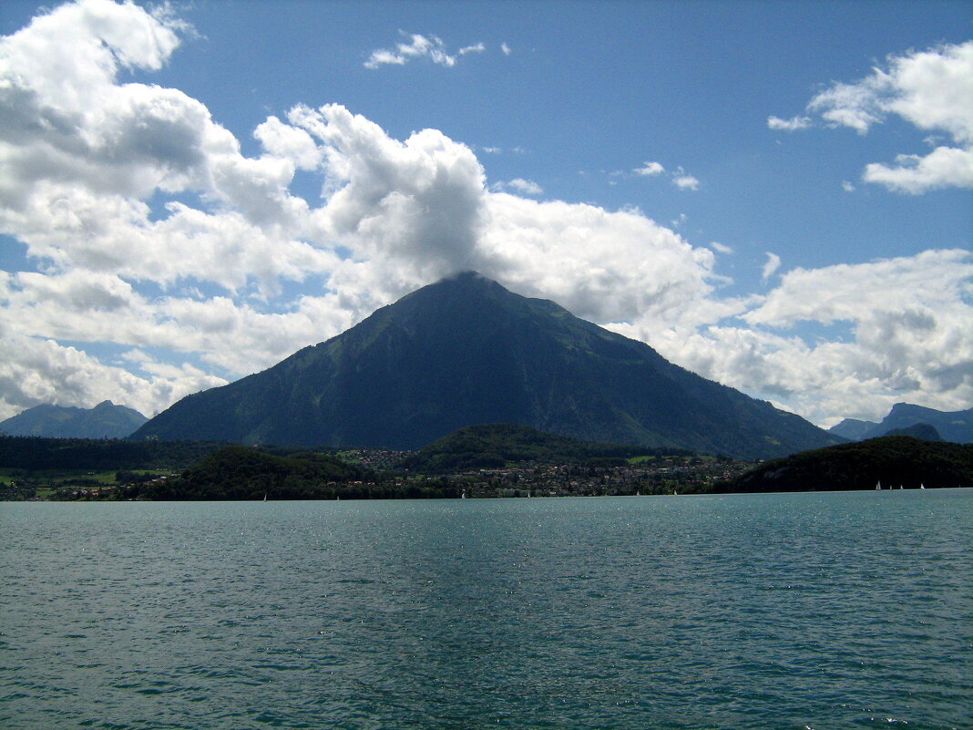 Озеро Тун -   .Гора Низен за свою форму названа швейцарской пирамидой  117 - Гала 