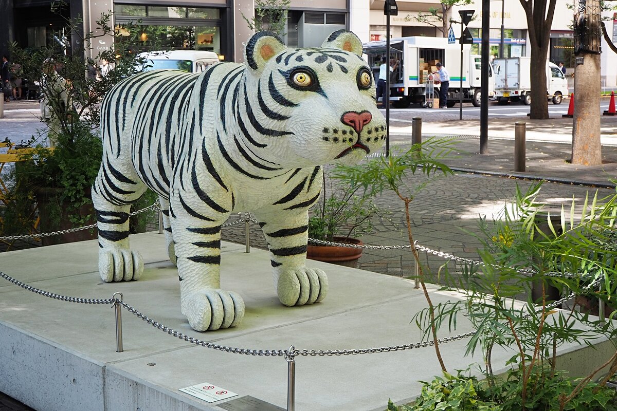 Скульптуры на улицах квартала Marunouchi Токио Япония - wea *