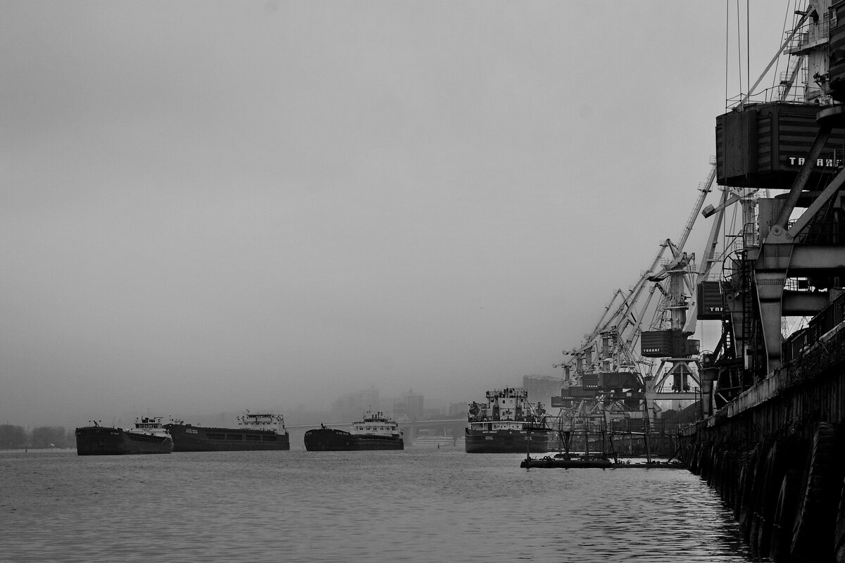 Портовый пейзаж в туманный день - M Marikfoto