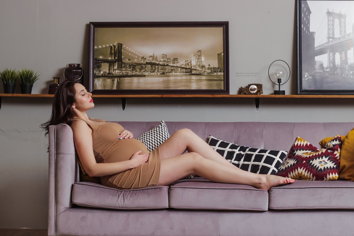 Беременная девушка на диване - Ксюша Воробьёва