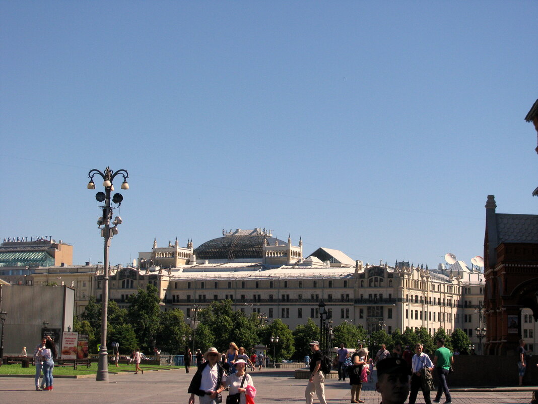 Москва. У метро "Театральная" - Владимир Драгунский