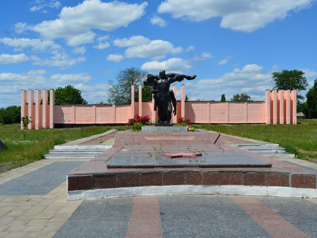 Новошахтинск. Мемориал "Раненный солдат". - Пётр Чернега