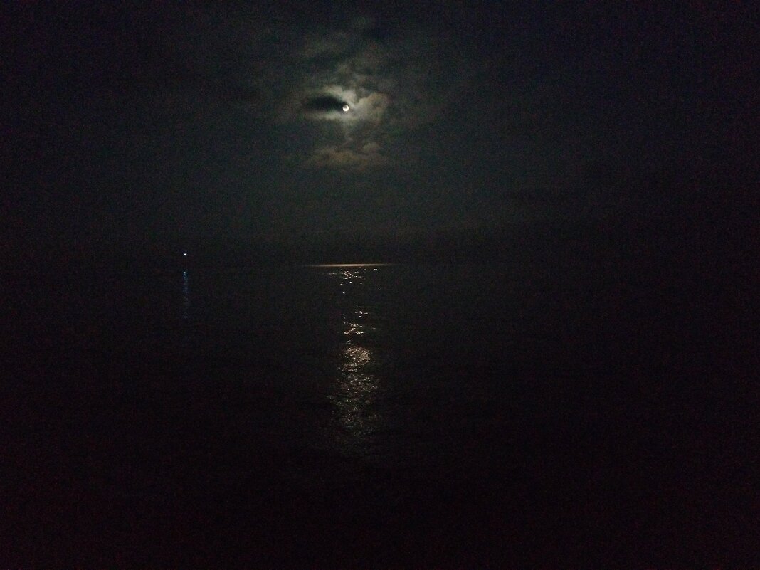 Ночь,луна и яхта ))) - Giant Tao /