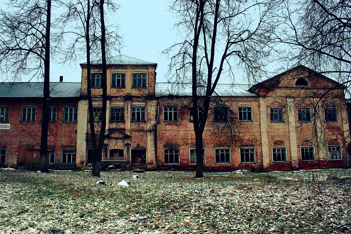 Здание бывшей щёлкоткацкой фабрики. - Любовь 