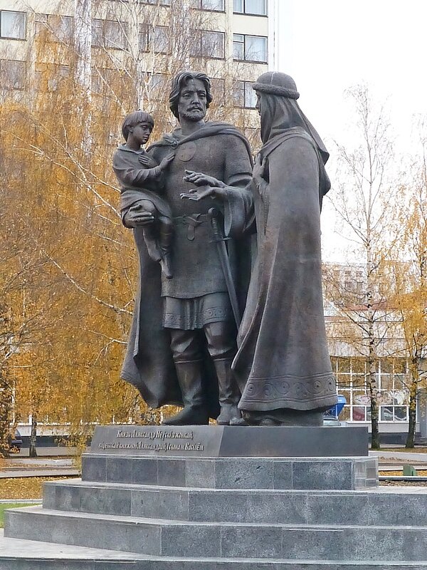 Памятник князю Александру Невскому с супругой и сыном Василием - Лидия Бусурина